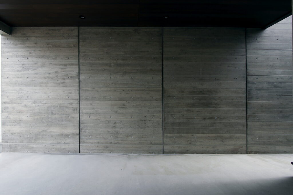 無垢の杉板材による贅沢なコンクリート打放しの外壁